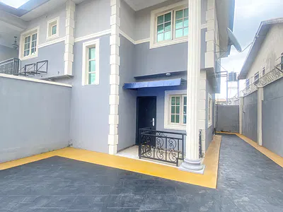 Well Maintained Spacious 3 Bedroom Semi Detached Duplex