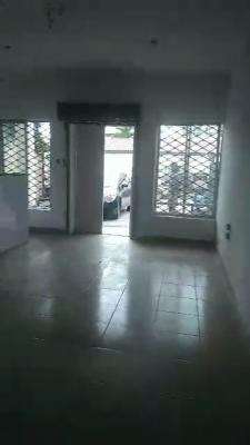 Lovely Ground Floor Shop / Commercial Space (Toiletl