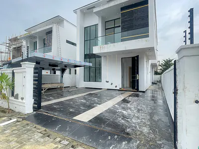 Luxurious 5 Bed Fully Detached Duplex with Pool & Stamped Concrete