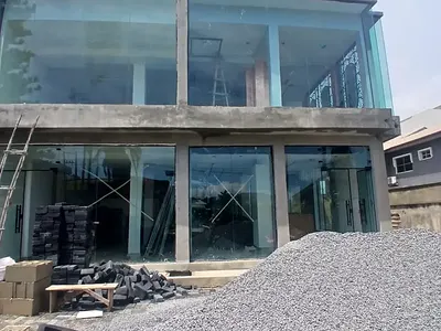Spacious Shop Space for Showroom