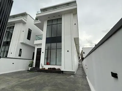 Luxurious & Ensuite 5 Bedroom Fully Detache