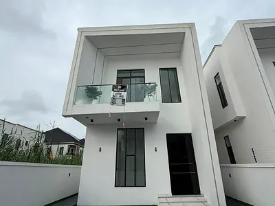 Luxurious & Ensuite 5 Bedroom Fully Detache