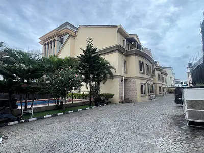 5 Bedroom Terrace House with a Room BQ and Spacious Living Room