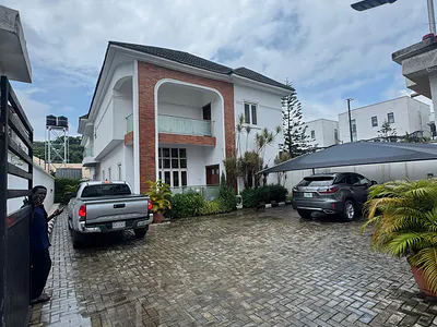 Well Maintained, Tastefully Finished Five (5) Bedroom Fully Detached