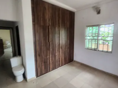 Clean 3bedroom Flat Office /Residence ' Tarred