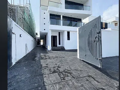 Lovely 5 Bedroom Detached Duplex