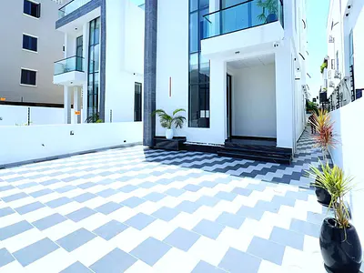 Luxury 5 Bedroom Fully Detached with Pool, Gym