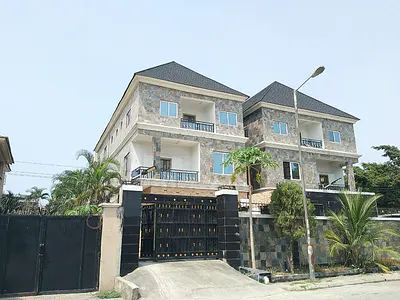 A 5bedroom Detached House with 2bedroom Apartment & 2studio Apartment
