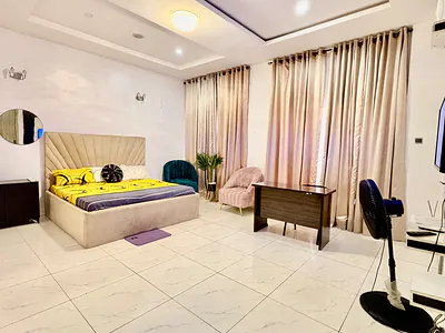 Luxury Master's Shortlet Apartment with Swimming Pool and Gym