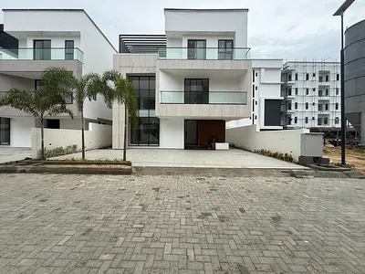 6 Bedroom Detached House