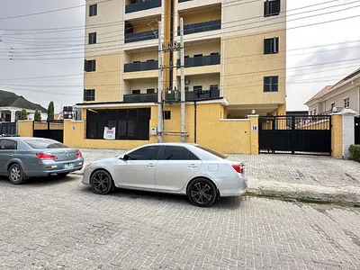 Spacious 2 Bedroom Apartment with Pool, Elevator and Gym.
