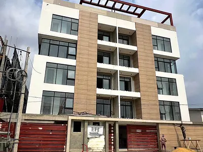 Family Friendly 3 Bedroom Apartment with Spacious Rooms, Elevator, Roo