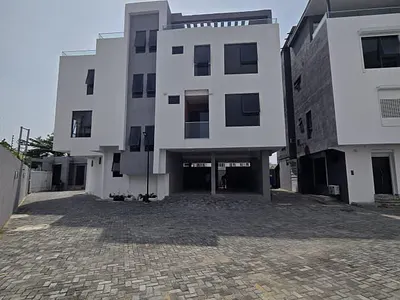 Exquisite 5 Bedroom Fully Detached Duplex with BQ and Pool