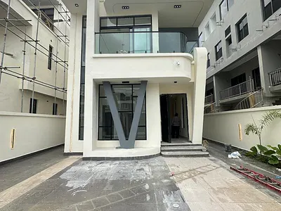 5 Bedroom Duplex with BQ, Swimming Pool, Cinema and Rooftop