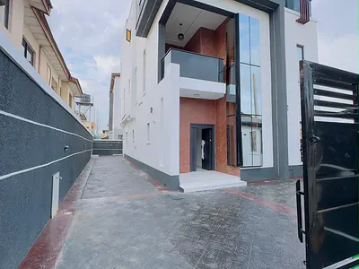 Luxury Built 5 Bedroom Fully Detached Duplex