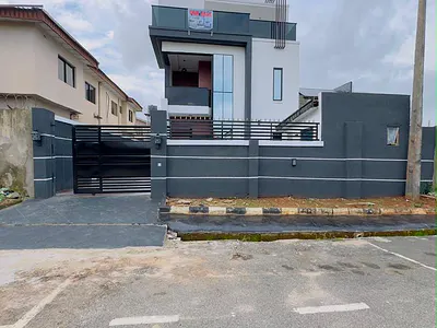 Luxury Built 5 Bedroom Fully Detached Duplex