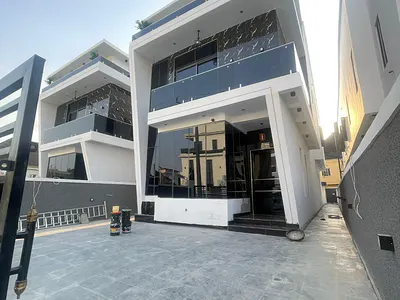 Luxury and Enormous 5bedroom Duplex with a BQ and a Pool