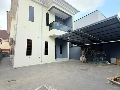 Exquisitely Built 5 Bedroom Fully Detached