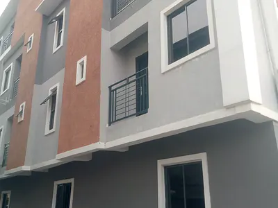 A Lovely Sharp Room & Palour (Mini Flat) Upstairs Apartment