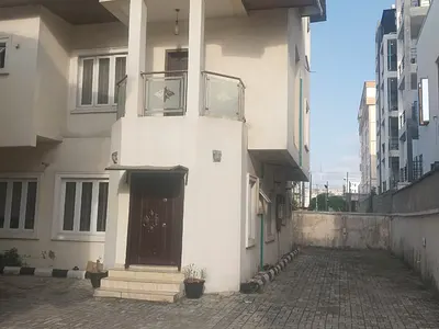 6 Bedrooms Semi Detached House