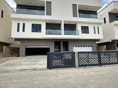 Exquisite Spacious 4 Bed Luxury Semi-Detached Duplex