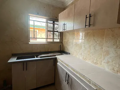 Luxury 2 Bedroom Upstairs Very Spacious Accessible with 20-24 Hours Light