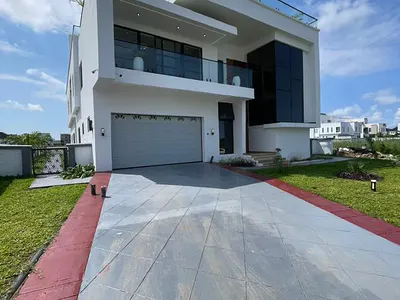 Contemporary 6 Bedroom Detached Duplex
