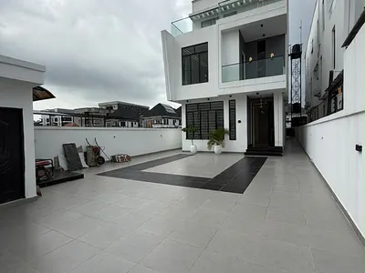 The Perfect 5 Bedroom Detached Duplex with Pool, BQ