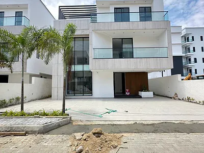 Gigantic Spacious Luxury 6 Bedroom Fully Detached Duplex with 2 BQS,