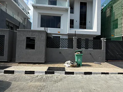 Luxury 5 Bedroom Detached House with BQ Swimmingpool Cinema Elevator