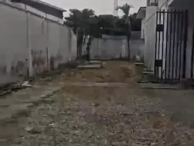 Size: 1, 000 SQMS Commercial Detached Duplex with Ample Parking Space