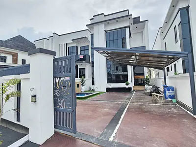 Luxurious 5-Bedrooms Fully Detached Duplex with Swimming Pool