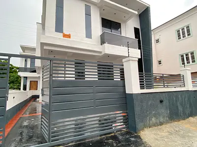 A Stunning 5 Bedroom Fully Detached with BQ in a Secure Estate
