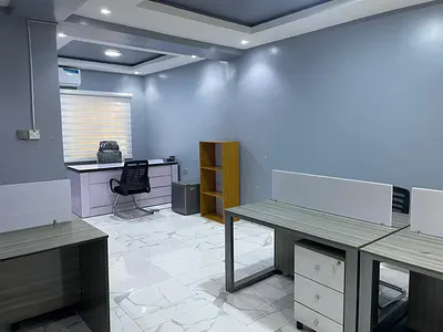Super Deluxe, 7 Man Office Space