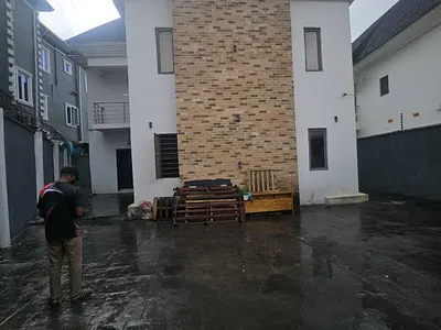 Well Maintained 5 Bedroom Detached Duplex