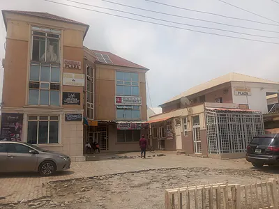 13 Suite Commercial Plaza