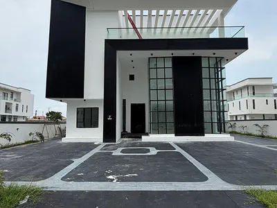 Spacious 7bedroom Fully Detached House with Pool