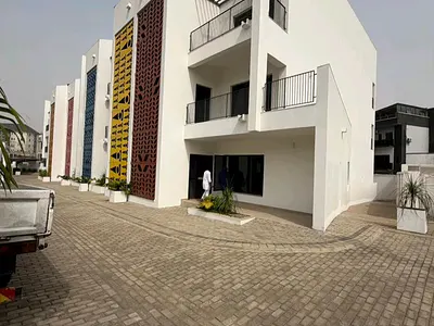 Newly Built, Contemporary 5-Bedroom Duplex