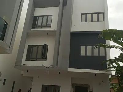 Luxury 5 Bedroom Semi Detached House