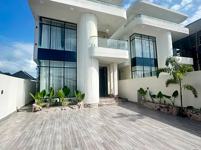 Beautiful and Fully Finished 5 Bedroom Detached Home
