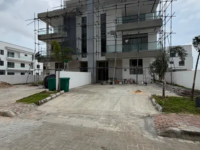 Spacious 5bedroom Semi Detached House with BQ