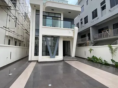 A Highly Desirable 5 Bedroom Fully Detached
