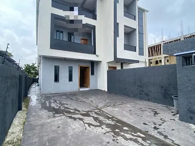 A Comfortable 4 Bedroom Semi Detached