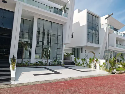 Extremely Luxurious 5 Bedroom with a BQ