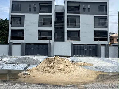 Aesthetically Pleasing 2 Bedroom Apartment Maisonette with BQ, Swim