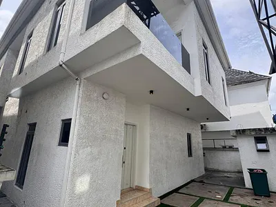 Well-Maintained 5-Bedroom Detached Duplex