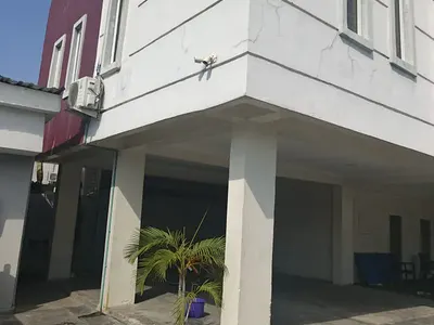 Distress Sale: Block of 6 Flats. 2 Bed (4) & 1 Bed (2), All En Suit.