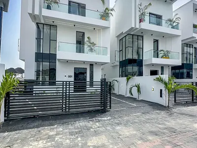 Luxurious 5-Bedrooms Fully Detached Duplex with Swimming Pool