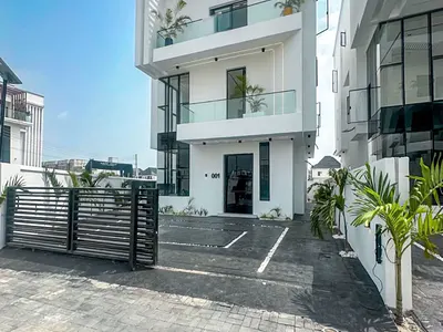 Luxurious 5-Bedrooms Fully Detached Duplex with Swimming Pool