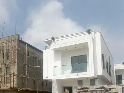 4 Fully Detached Bedroom En-Suite with a See-Through Kitchen with BQ